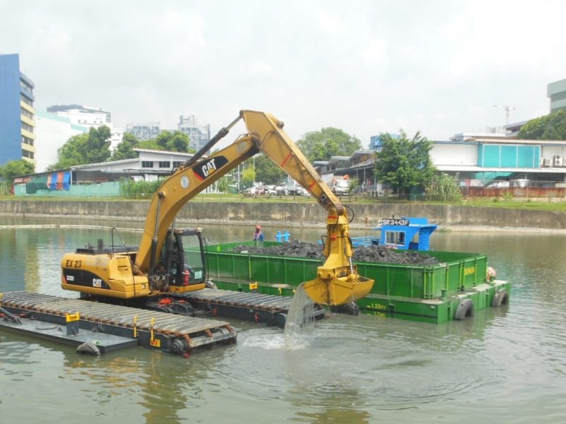 03 Transfer of Dredged Sediment to Hopper Barge